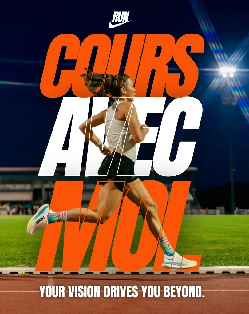 Affiche « Cours avec moi » : une coureuse sur une piste d'athlétisme de nuit, grand titre orange et blanc